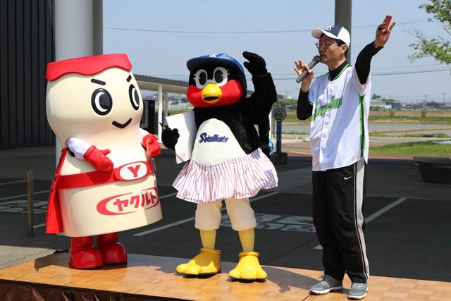 2019年5月に行われた燕市の農業体験田「スワローズ・ライスファーム」の田植えに参加したつばみ