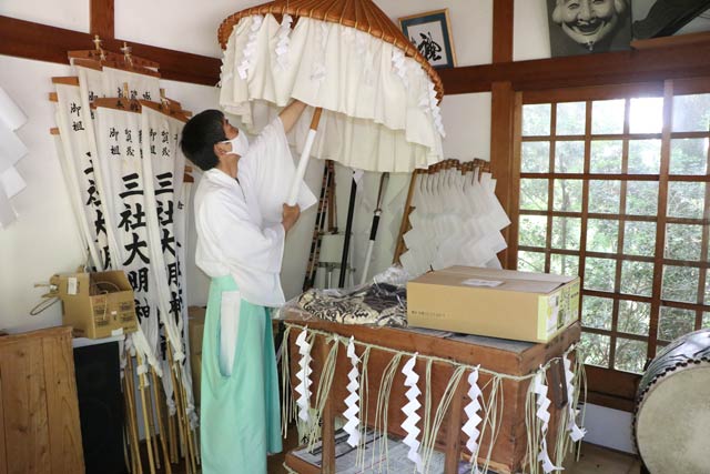 祭具を整える古川権禰宜