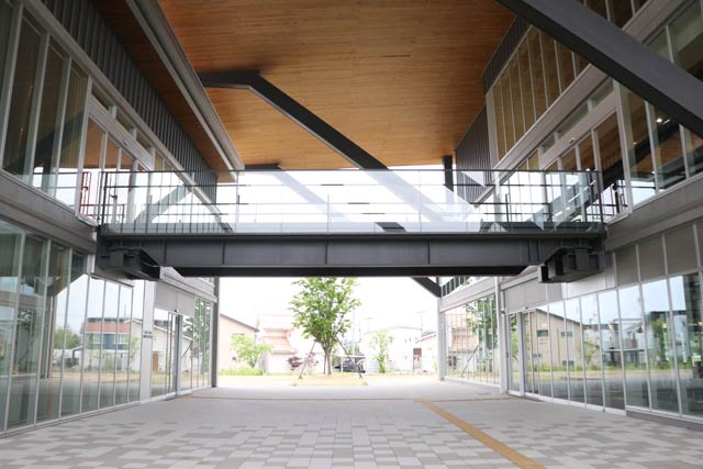 三条看護・医療・歯科衛生専門学校と三条市立大学を結ぶ渡り廊下の扉が初めて開かれる