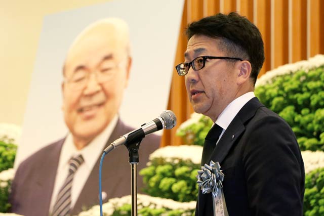 お礼の言葉を述べる野水重明社長