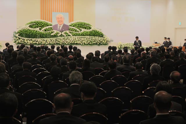 約300人が参列した会場