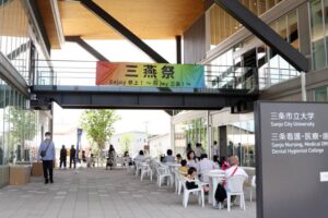 20日、21日と三条市立大学の「三燕祭」と三条看護・医療・歯科衛生専門学校の「春フェス2023 in HOSP!」が同日開催、中央の渡り廊下が初めて開通した両校を結ぶ「愛の懸け橋」
