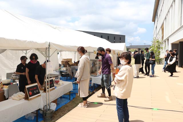 三条市立大学の学生の出店