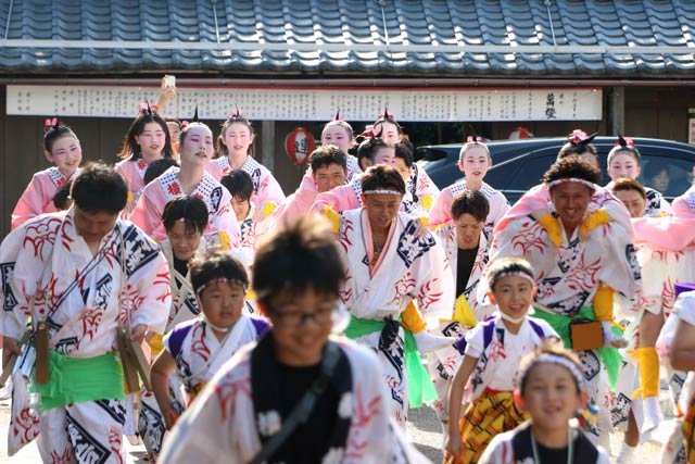 横町万灯・踊り子はおんぶしてもらって移動
