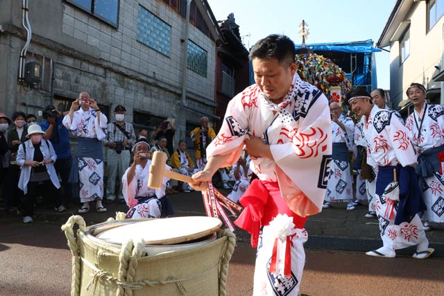 横町万灯・鏡開きを行う土田総代