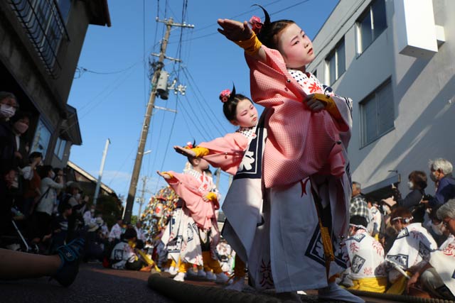 横町万灯・けいこ場の前で下座