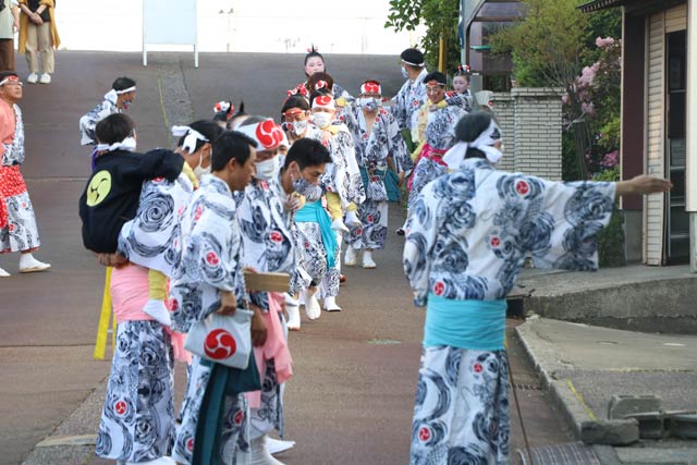 木場小路万灯・門付けに回る