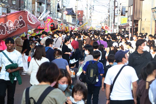 露店が並ぶ大通りのにぎわい