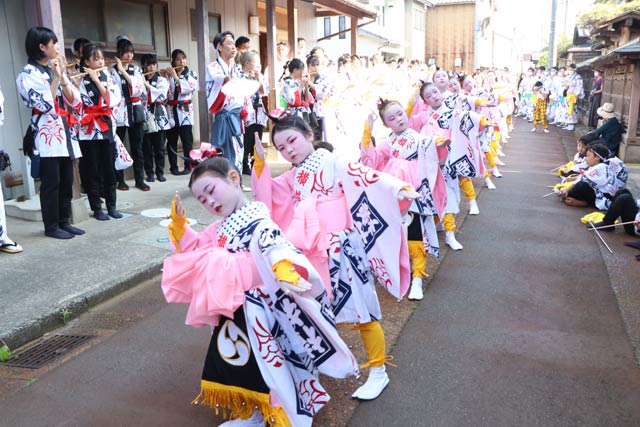 横町万灯・踊りの先生の家の前で下座