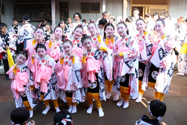 横町万灯・踊り子で集合写真