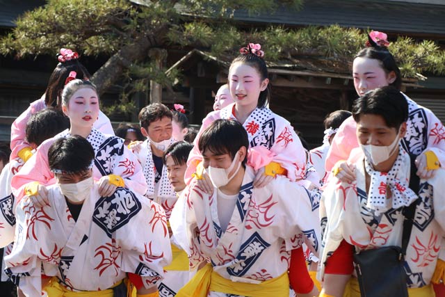 横町万灯・踊り子はおんぶしてもらって移動