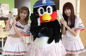 燕市産業史料館で自分で酸化発色させたスプーンを手に左からMOMOKAさん、つばみ、RINさん