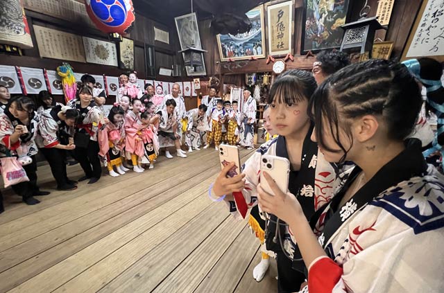 横町万灯の舞い込み