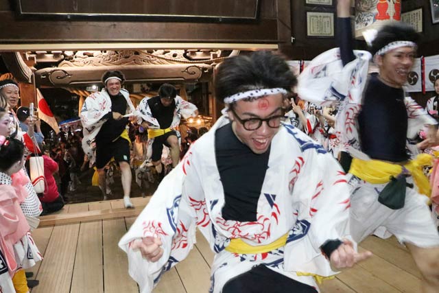 横町万灯の舞い込み