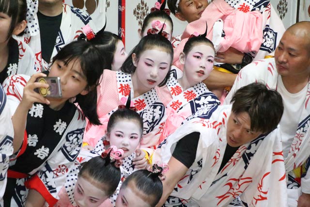 横町万灯の舞い込み