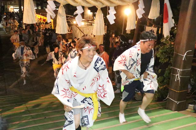 横町万灯の舞い込み