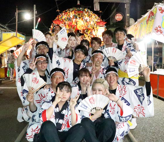 祭りを終わって引き上げる横町万灯