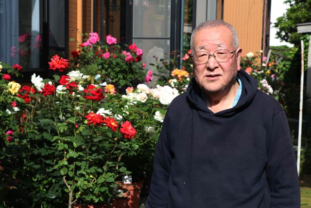 約百種のバラを育てる片岡さん