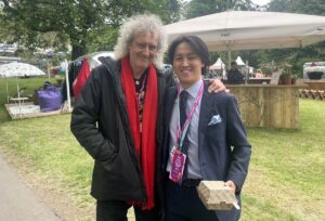 ブライアン・メイさんとツーショットの水沼さん