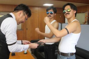 2018年にフレディー・マーキュリーさんのコスプレで三条市長室を訪れた水沼さん(右)