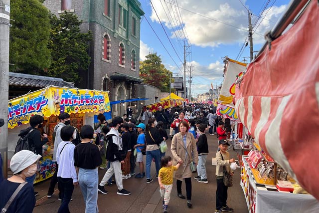 吉田天満宮大祭で軒を並べる露店と左手が今井家の建物