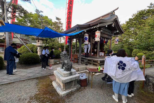 拝殿は参拝者が切れ目ない