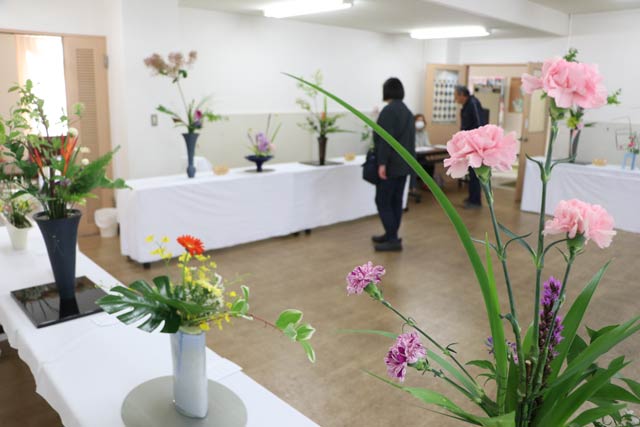 中町ふれあいセンターで開かれている池坊華展
