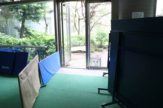 中庭のドアを開けてカルガモが外へ出る通路をつくった
