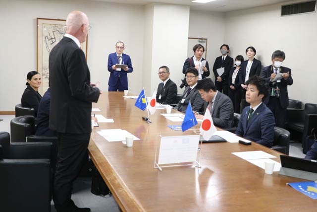 テーブルをはさんで協議