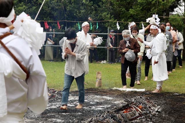 燕・不動大社で春季大祭の火渡り