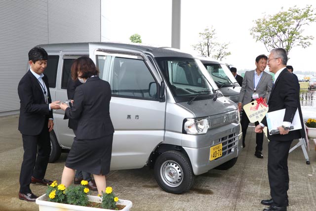 さっそく電気自動車を走行