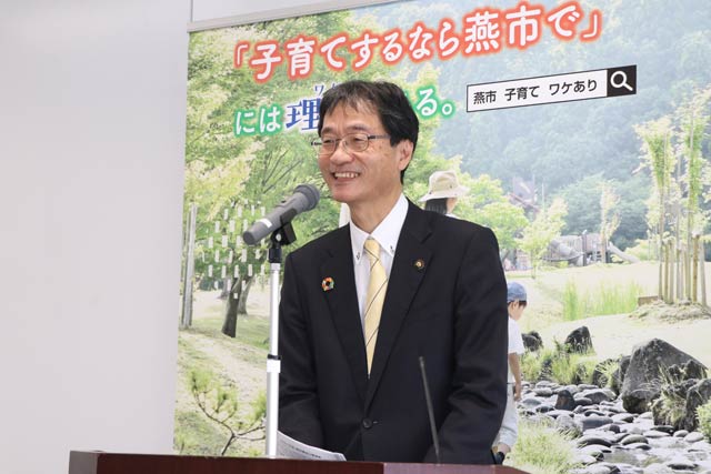 定例記者会見を行う鈴木燕市長