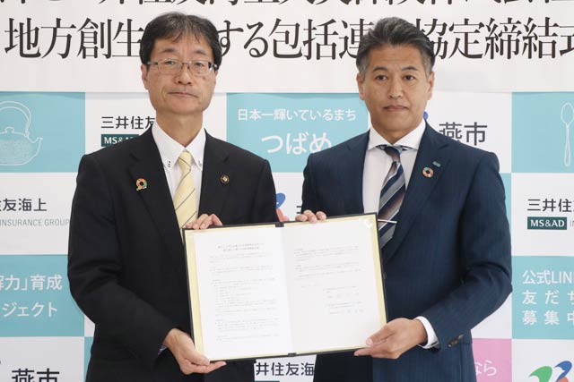 鈴木市長(左)と小林新潟支店長