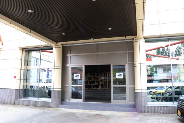 旧加茂信金大学前支店の建物だった大学前営業所の一部をギャラリーに