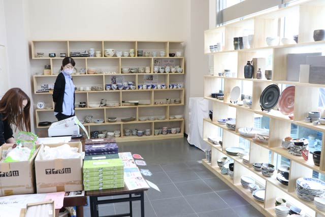 旧加茂信金大学前支店の建物だった大学前営業所の一部をギャラリーに