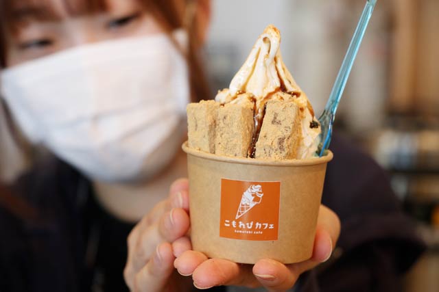 1日発売した「たたら餅ソフト」