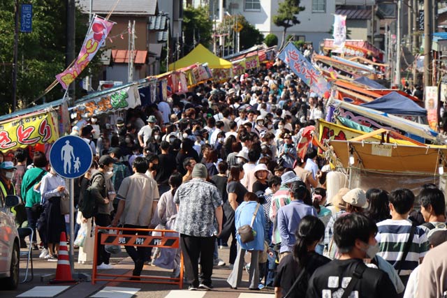 露店が並んで子どもたちでごった返す