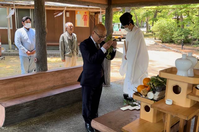 玉串をささげる本間村長