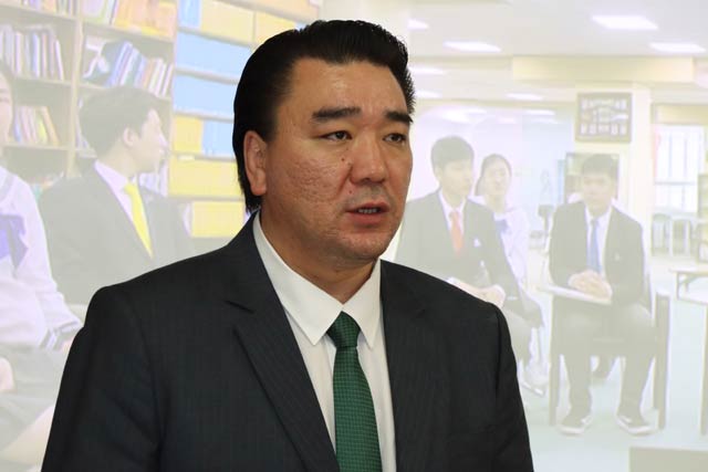 あいさつする日馬富士さん