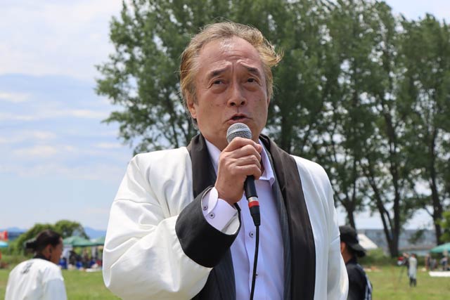 あいさつする伊澤町長