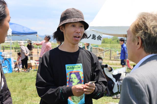 伊澤町長と話す難波さん