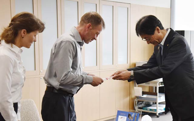 鈴木市長からに生活支援一時金を受ける：燕市提供写真