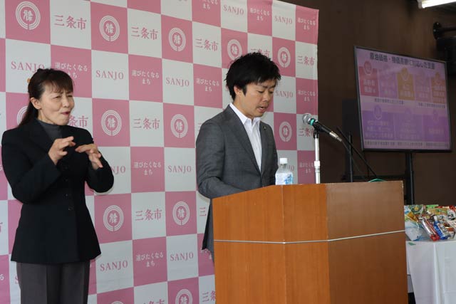 記者会見で支援策を発表する滝沢市長
