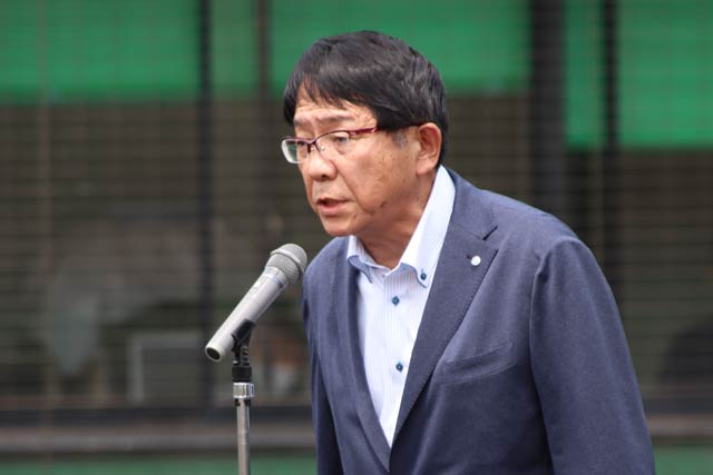 あいさつする渡部只見町長