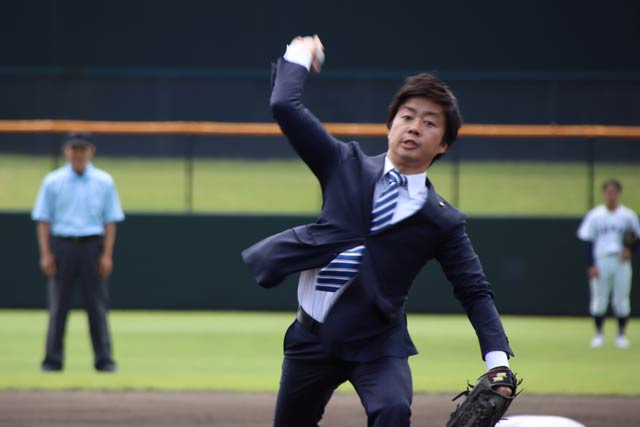 滝沢三条市長が始球式