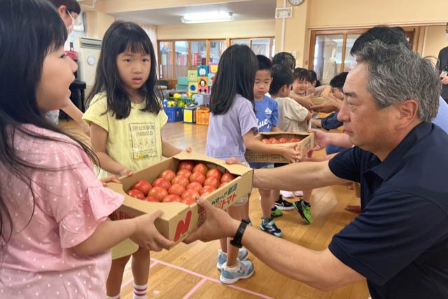 佐渡出荷組合が小高保育園にトマトを寄付