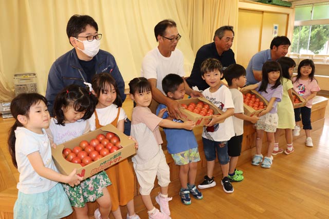 佐渡出荷組合が小高保育園にトマトを寄付