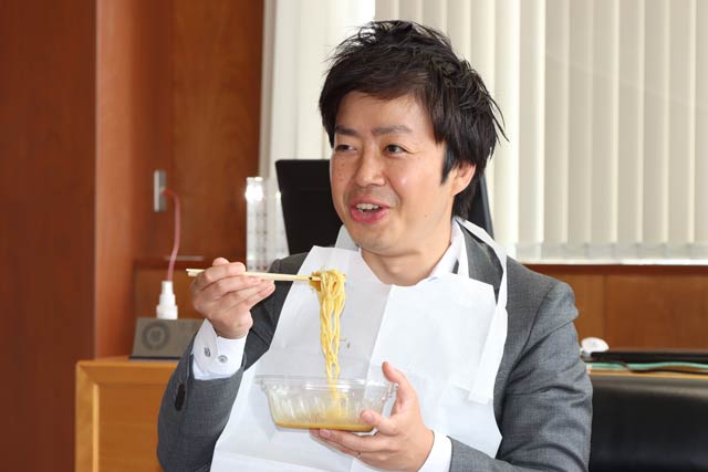試食する滝沢市長