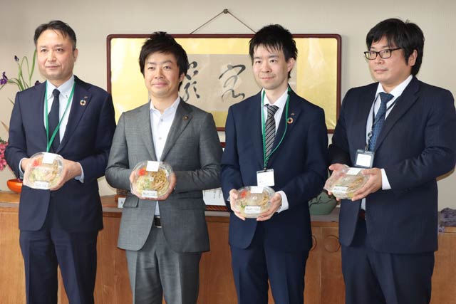 左からセブン-イレブンの高家さん、滝沢市長ら