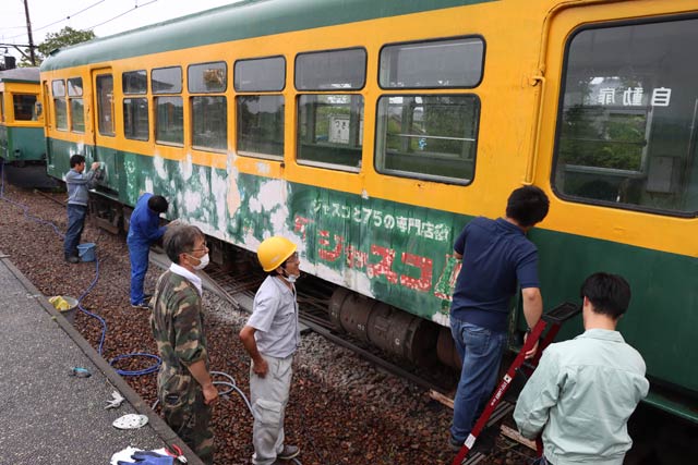 塗装修理を行うかぼちゃ電車保存会（6月11日）
